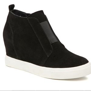 Steve Madden Wavery Wedge Sneaker. 6.5